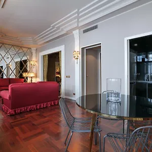 https://luxury-galleria-apt-milan-duomo.it-lombardy.com